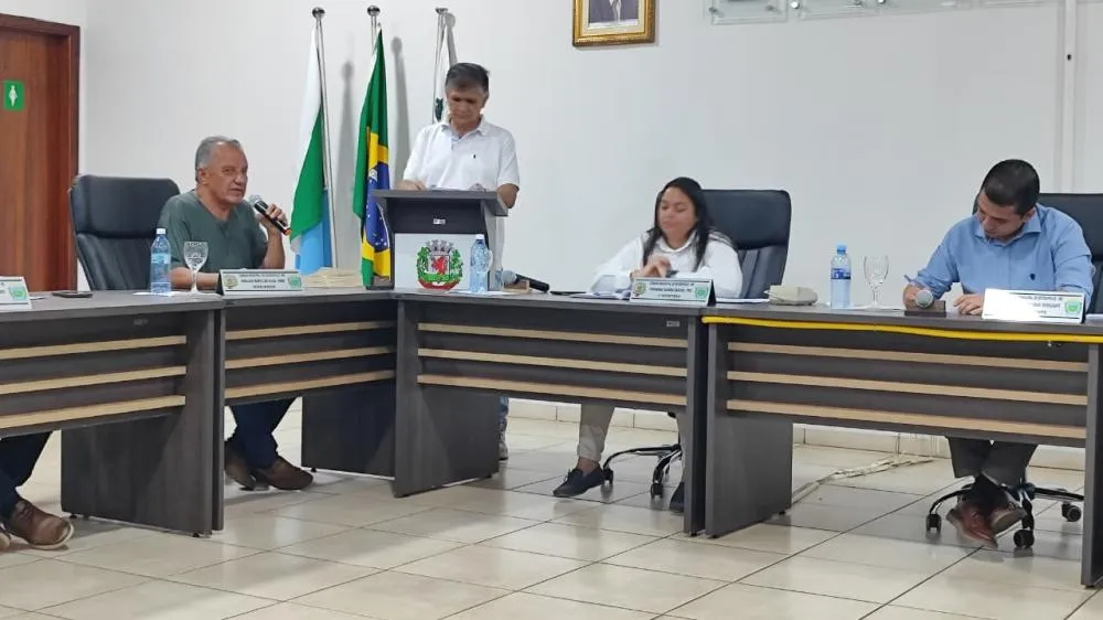 Vereador Edmilson da Banda e vereadora Fernanda Casusa pedem notificação da Oi para limpar terreno no centro