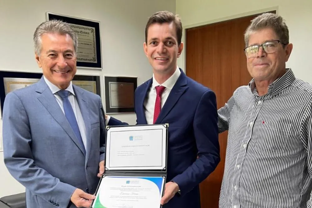 Deputado Roberto Hashioka entrega moção a instrutor de Deodápolis na Assembleia Legislativa