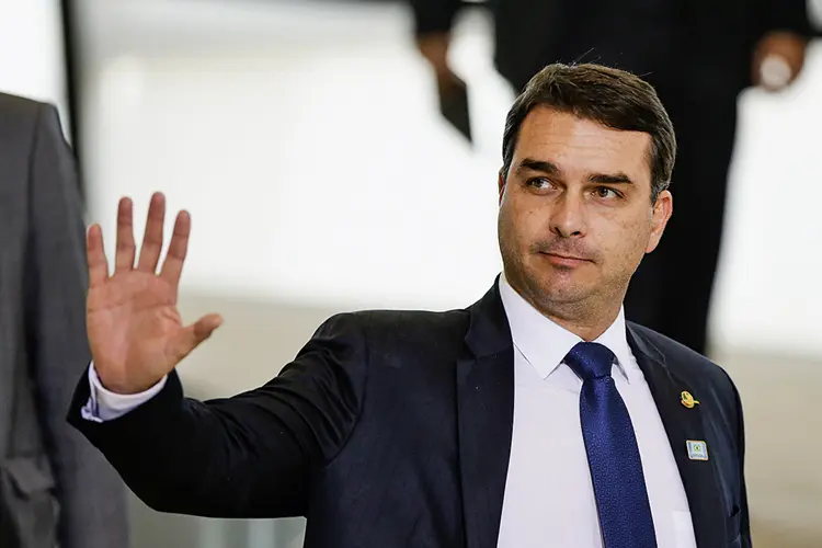 Flávio Bolsonaro vem a MS em abril, menos de um mês após visita de Lula