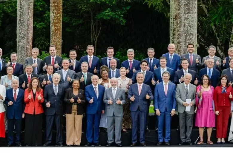 Lula faz 1ª reunião ministerial de 2026 sob expectativa de saída