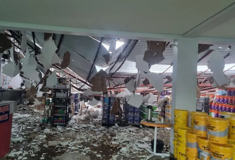Temporal com ventos fortes causa estragos na região de fronteira com o Paraguai; vídeo
