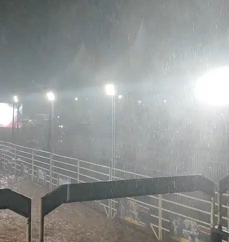 Chuva forte altera encerramento da Expoad e adia show de Bruno Rosa em Deodápolis