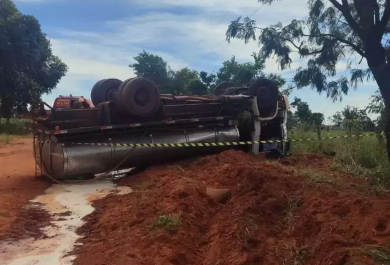 Motorista morre após caminhão tombar 