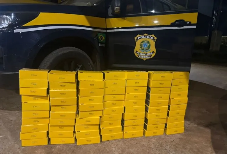 Micro-ônibus é parado pela polícia com carga de celulares sem documentação em MS