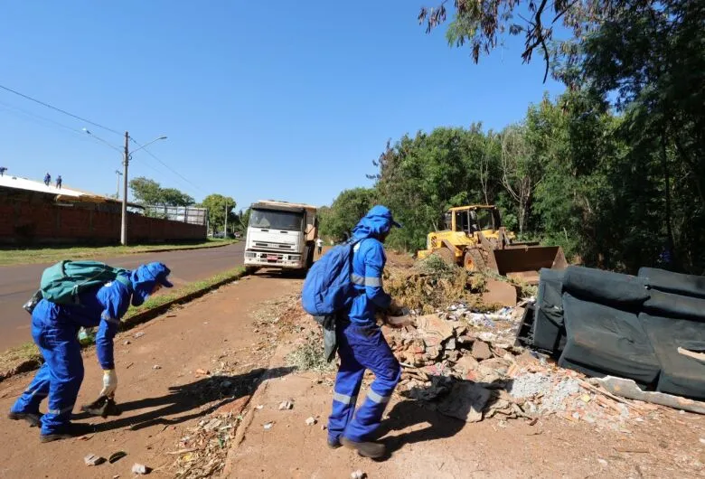 Moradores voltam a jogar lixo em áreas recém limpas e agravam epidemia de Chikungunya
