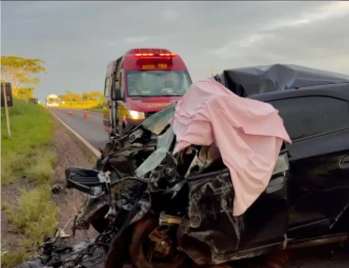 Colisão entre carro e caminhão-tanque deixa uma pessoa morta na BR-376