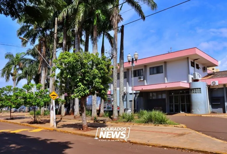 Homem é internado em estado grave após ser atingido por três facadas; polícia procura autores