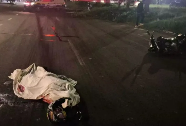Motociclista morre após ser atropelado por ônibus na Capital