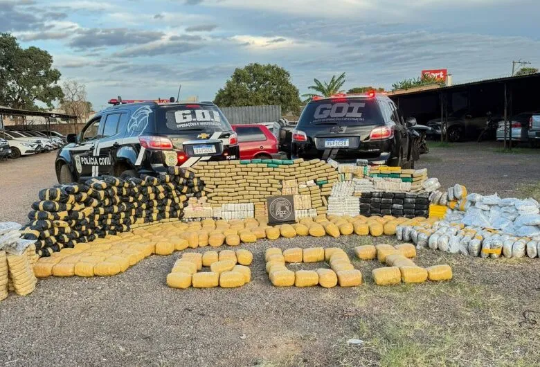 Carga de quase 900 kg maconha e cocaína é descoberta em casa usada pelo tráfico