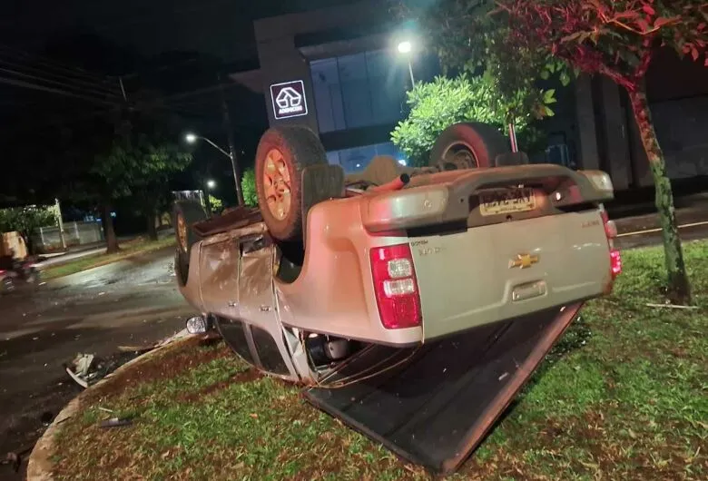 Caminhonete capota após acidente entre dois veículos em Dourados