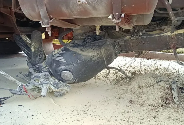 Motocicleta foi arrastada por caminhão - Crédito: Dourados News