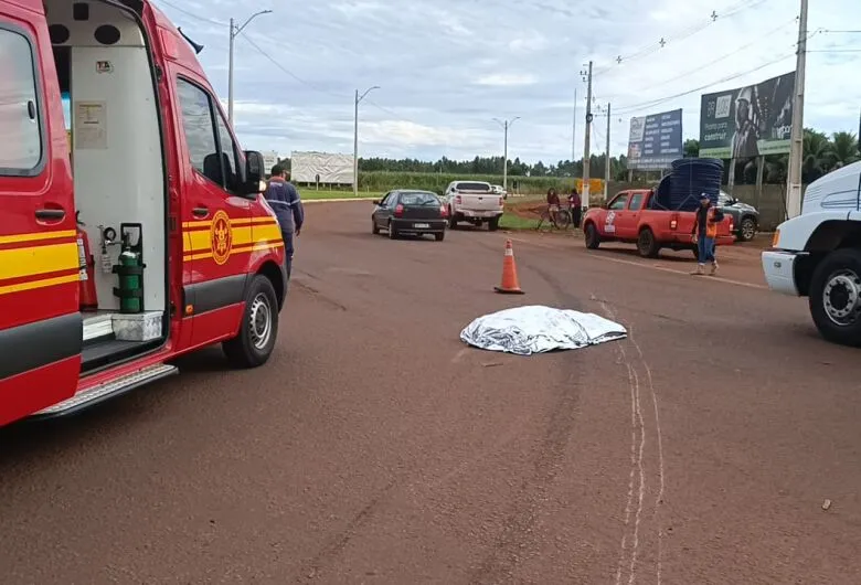 Mulher morreu no local do acidente - Crédito: Dourados News 