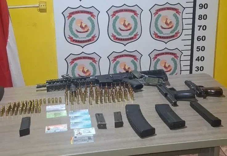 Arsenal apreendido com o brasileiro (Foto: Divulgação/Polícia Nacional)