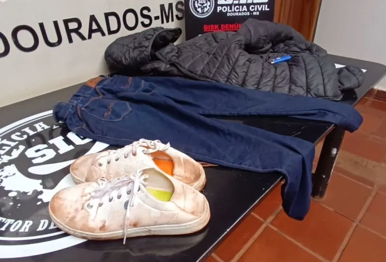 Roupas apreendidas pela polícia na casa da suspeita - Crédito: Dourados News
