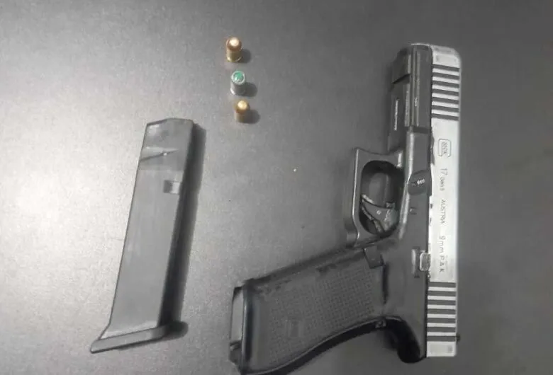 Arma de fogo apreendida pela polícia militar com suspeito - Crédito: Divulgação / PM