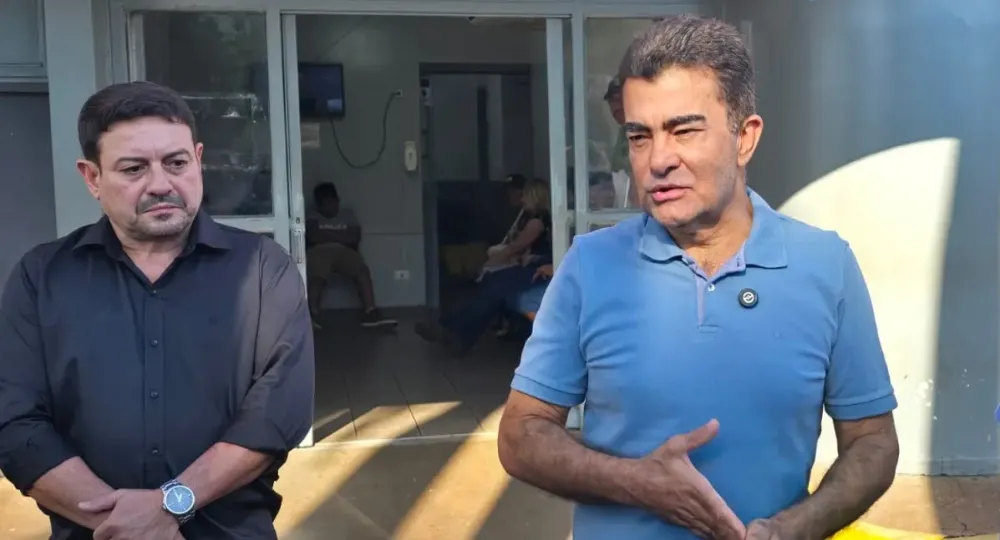Macio Figueiredo, secretário municipal de Saúde, e Marçal Filho, prefeito de Dourados, no Hospital da Vida. (Foto: Reprodução/PMD)