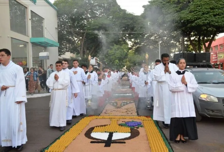 Procissão segue caminho de tapetes feito por fiéis de paróquias de Dourados - Crédito: Arquivo / Rádio Coração
