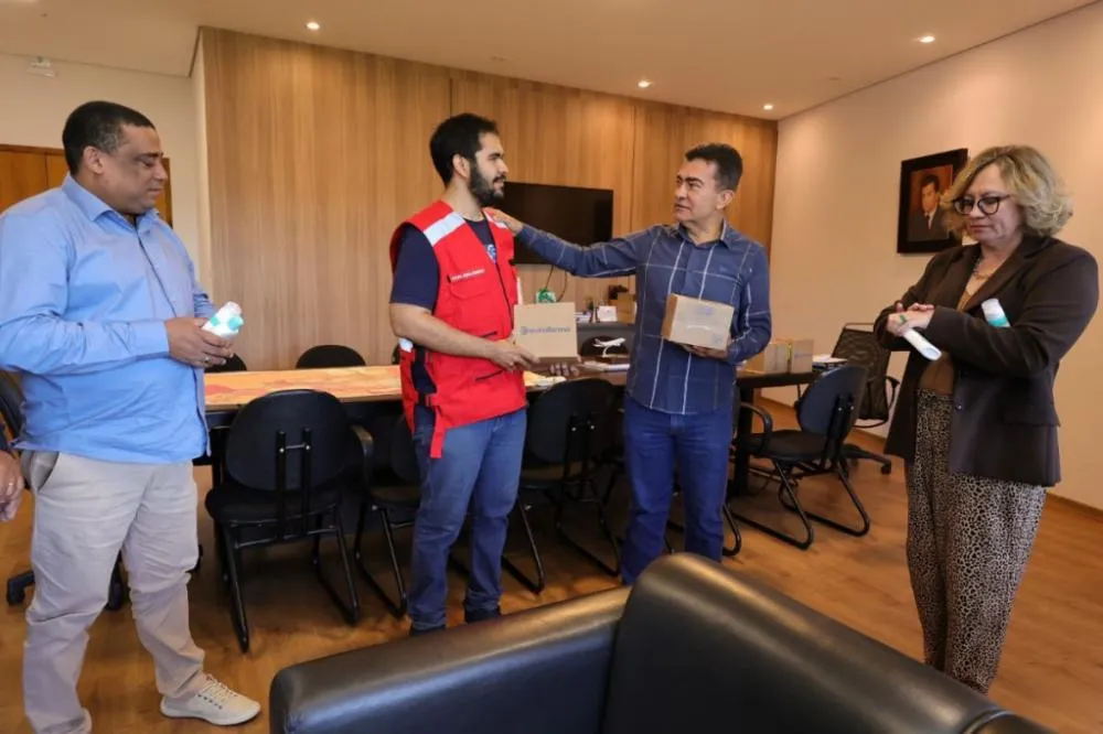 Coordenador municipal da Cruz Vermelha fez a entrega simbólica das unidades de repelentes e protetores solares ao prefeito (Fotos – A. Frota)