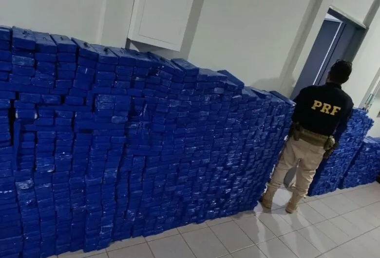 Apreensão totalizou quase 1 tonelada de maconha - Crédito: Divulgação PRF