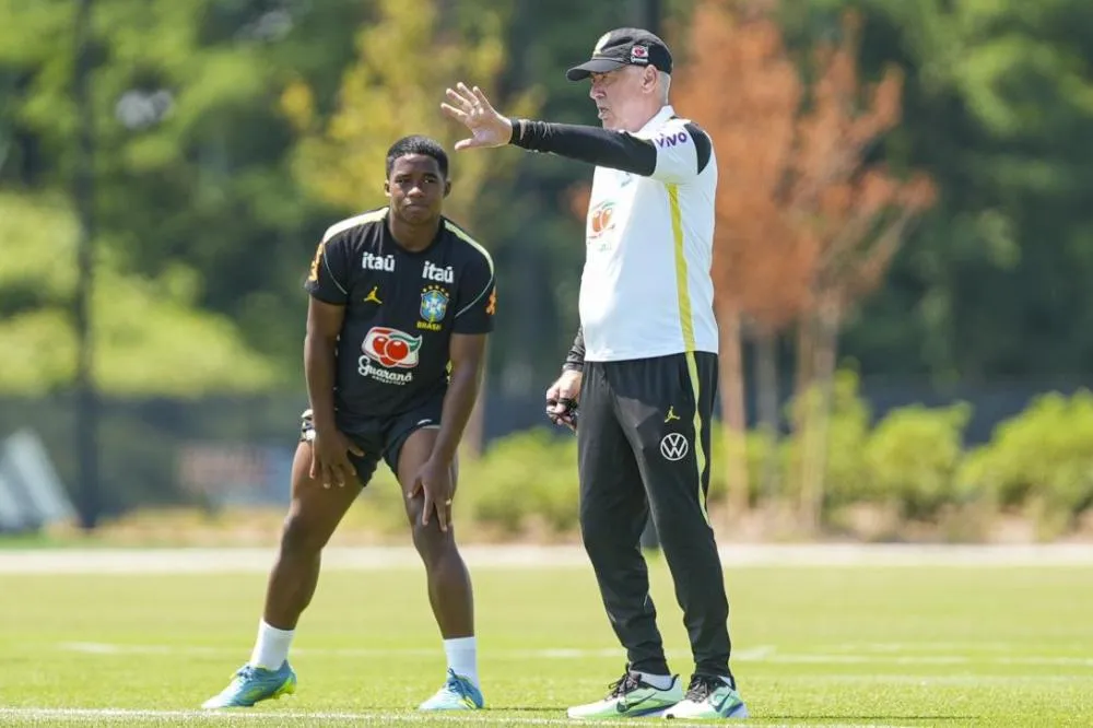 Carlo Ancelotti observado por Endrick no treino desta quarta-feira (Foto: Rafael Ribeiro/CBF)