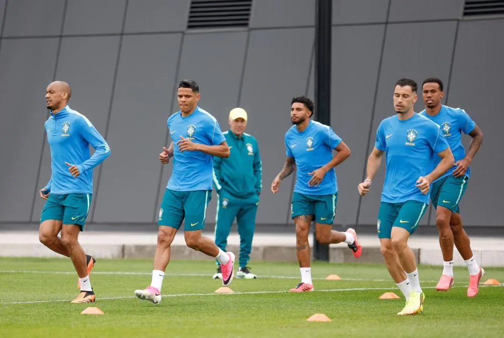 Ancelotti observe jogadores em treinos nesta semana (Foto: Rafael Ribeiro/CBF)