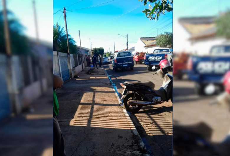 Movimentação policial no local do assassinato. - Crédito: (Reprodução, Jovem Sul News)