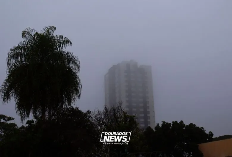 Cidade ficou encoberta na manhã desta terça-feira - Crédito: Clara Medeiros / Dourados News
