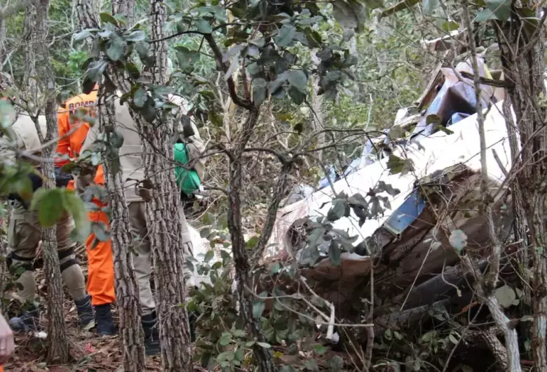 As vítimas encontradas nos destroços ainda não tiveram as identidades oficialmente divulgadas - Crédito: Juliano Almeida/Campo Grande News