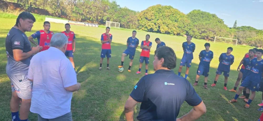 Presidente da FFMS, Estevão Petrallás, ao lado dos atletas e da comissão técnica do Esporte Clube Campo Grande.