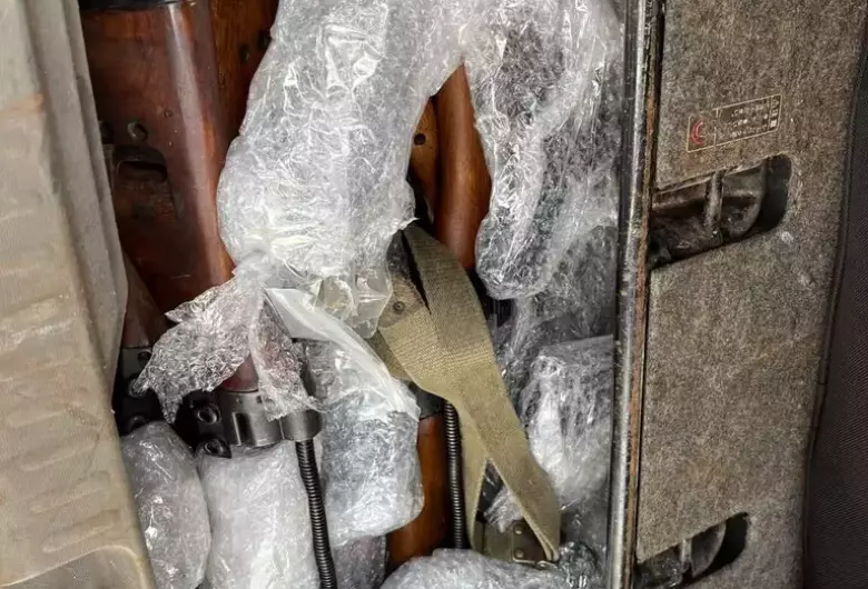 Armas estavam desmontadas no interior do veículo. - Crédito: Divulgação