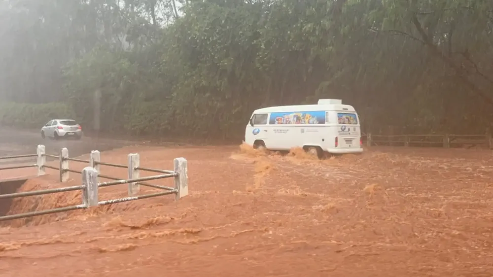 Alagamento no bairro Santo Eugênio nesta quinta-feira. (Foto: Pietra Dorneles/Jornal Midiamax)