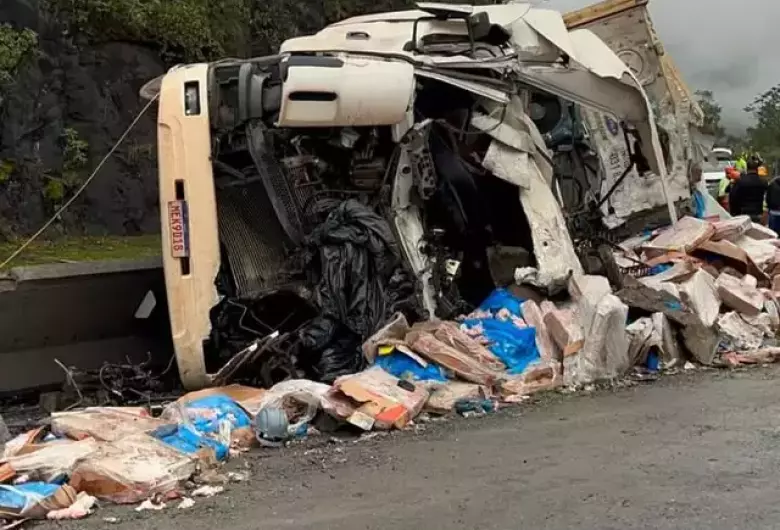 Destroços do caminhão e carga de frios espalhada na pista da rodovia federal. - Crédito: (CBN).