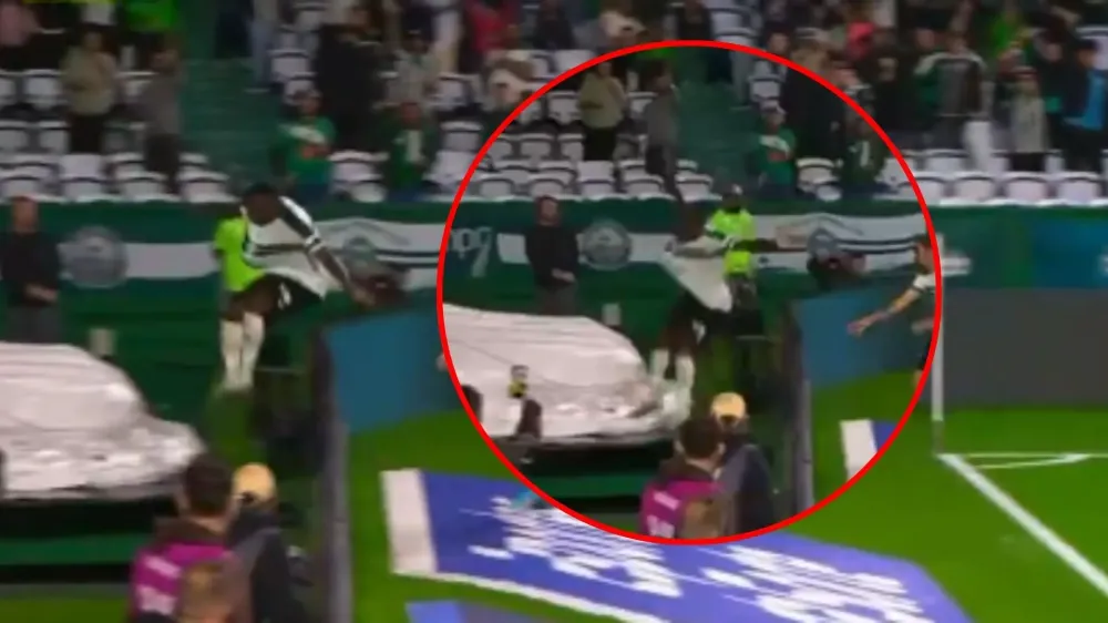 Jogador do Coritiba cai em túnel de acesso ao tentar comemorar gol que foi anulado
