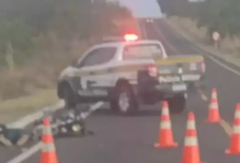 Homem morto em rodovia, ao lado de viatura da Polícia Militar Rodoviária - Crédito: (Reprodução/MS Todo Dia) o