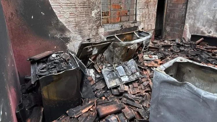 Para controlar as chamas, foram utilizados aproximadamente 2,5 mil litros de água. (Foto: Divulgação/5ºGBM)