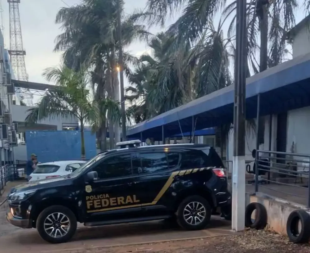 Viatura da Polícia Federal na sede da Secretaria de Assistência Social (Foto: Direto das Ruas)