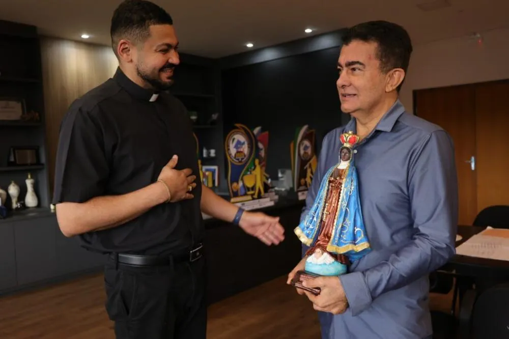 Prefeito Marçal Filho recebeu das mãos do padre Cristiano a imagem de Nossa Senhora Aparecida- Foto: A. Frota