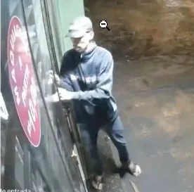 Bandido invade sorveteria e leva até sorvetes e açaí; câmera registra ação em Dourados