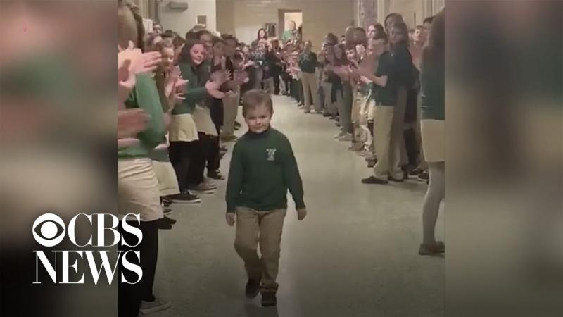 Menino termina tratamento contra leucemia e é aplaudido por colegas da escola