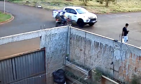 Veja o vídeo do acidente entre camionete e moto que matou uma pessoa e deixou outra em estado grave em Dourados.