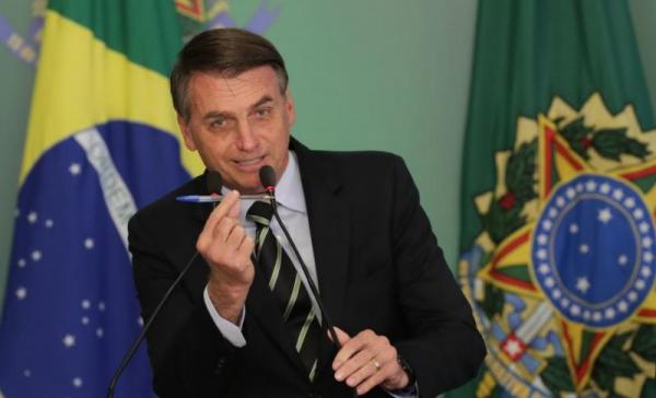 Presidente Bolsonaro assina o decreto que facilita posse de armas e faz pronunciamento