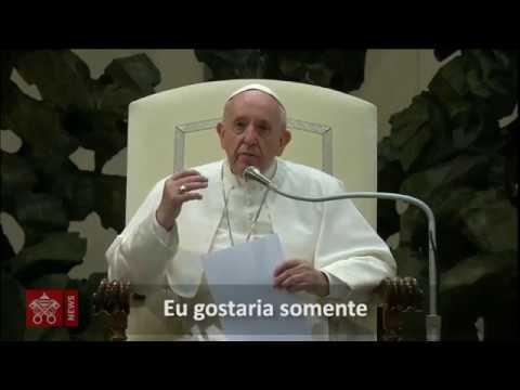 Menina invade palco onde papa conduzia audiência no Vaticano; vídeo