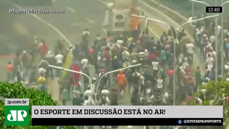 Veículos militares avançam sobre manifestantes a favor de Guaidó na Venezuela; veja