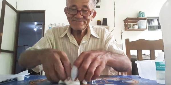 Idoso realiza sonho de fazer ''slime'' e vira sensação