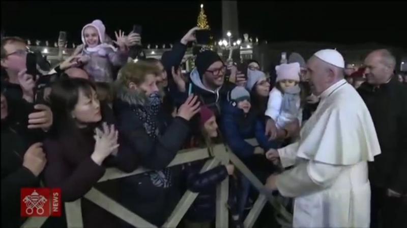 Papa Francisco repreende com tapas na mão mulher que o puxou pelo braço 