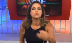 Jornalista causa polêmica ao comemorar morte de 2 bandidos ao vivo