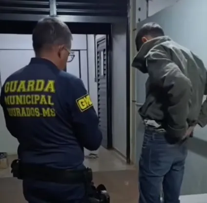 Homem de 25 anos é preso pela Guarda Municipal depois de espancar o filho de 3 anos no bairro João Paulo II em Dourados