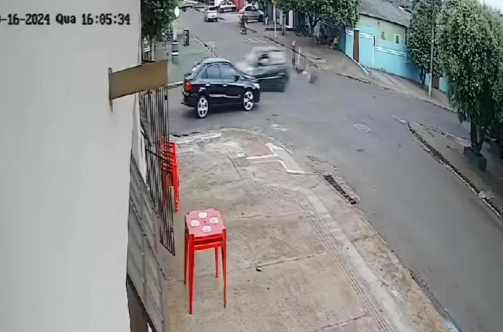 Motorista de carro foge após atropelar mãe e filho em moto em Dourados 