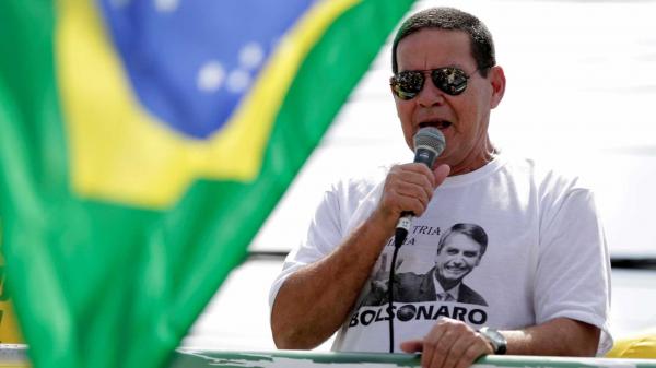 Mourão fala sobre décimo terceiro e férias no Brasil