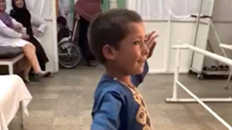 Menino dança com nova prótese na perna, e imagem viraliza